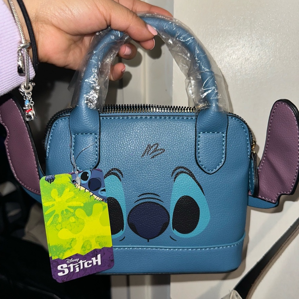 Cute Small hand purse/also comes with a small strap to make it into a crossbody.